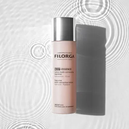 Filorga NCEF - Essence Lotion Multi-correctrice Suprême 150ml - Flacon sur fond d'eau