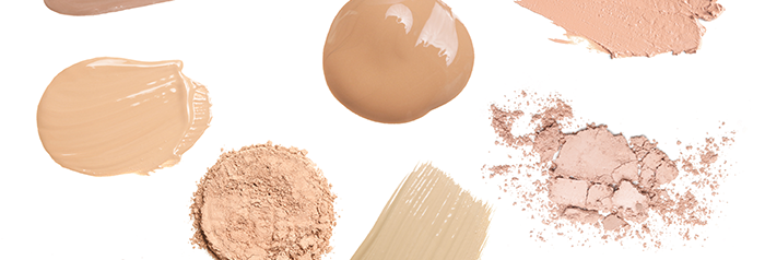 échantillons de différentes textures et couleurs de fond de teint sur fond blanc