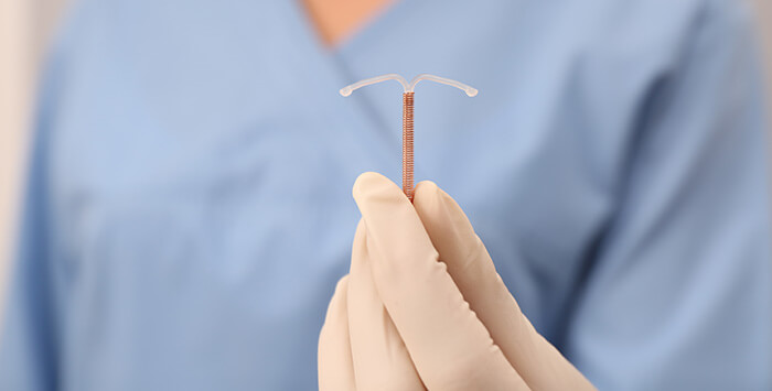 stérilet tenu en main par un professionnel de santé
