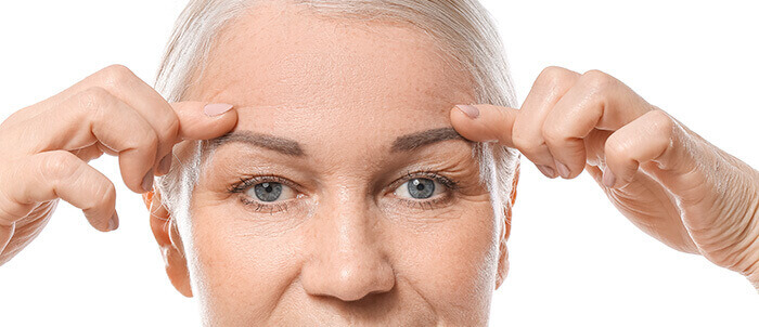 femme réalisant un excerice de gym faciale au niveau des yeux