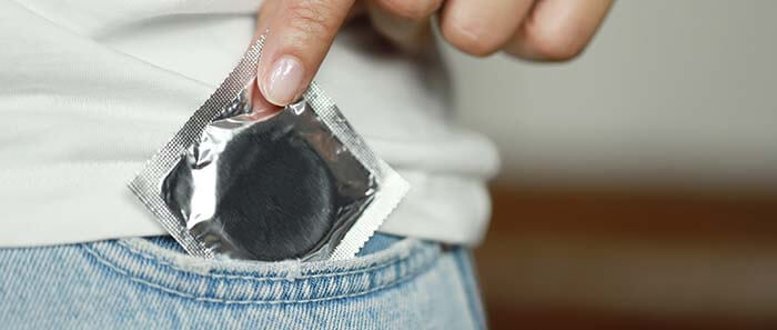 préservatif dans une poche de jeans