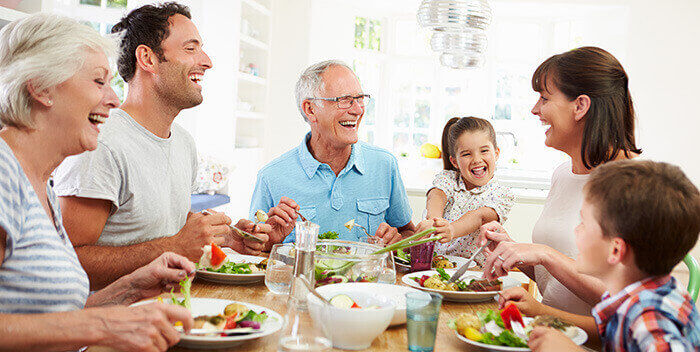 famille prenant un repas convivial à table