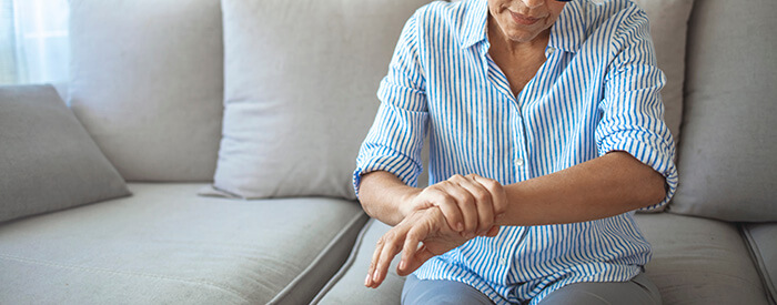 femme souffrant de douleurs articulaires au poignet