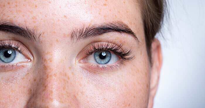 gros plan sur les yeux d'une femme