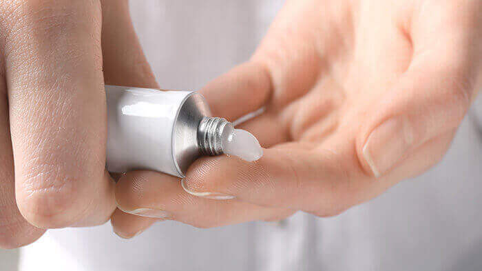 tube de pommade ophtalmique