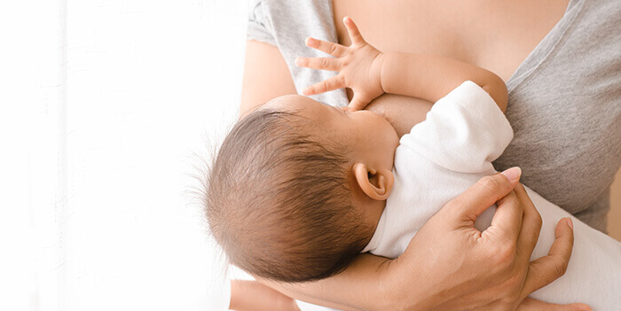 bébé qui boit au sein de sa mère