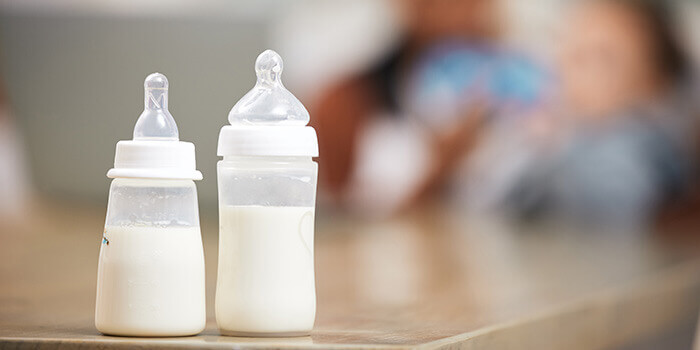 deux biberons plein de lait