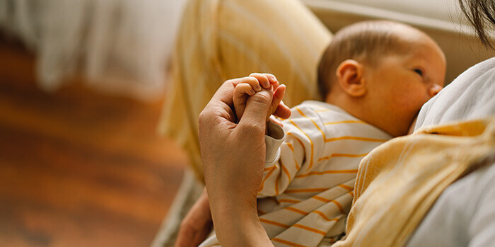 bébé allaité au sein de sa mère
