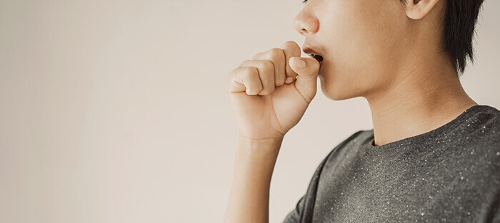 jeune garcon qui tousse