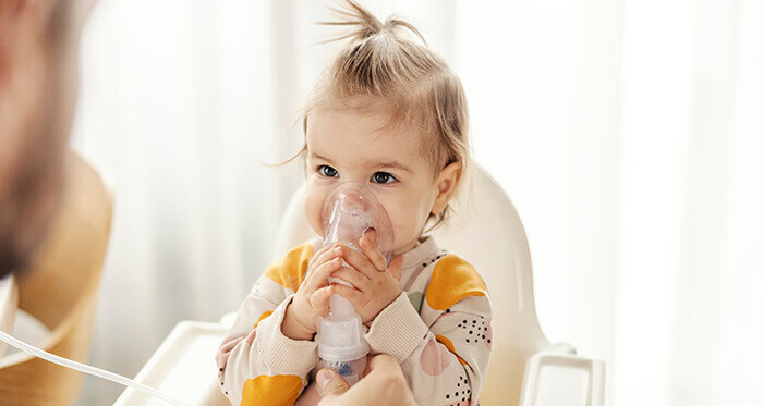 petite fille portant un masque à oxygène à sa bouche