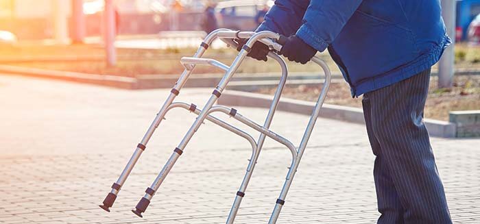 personne âgée munie d'un déambulateur