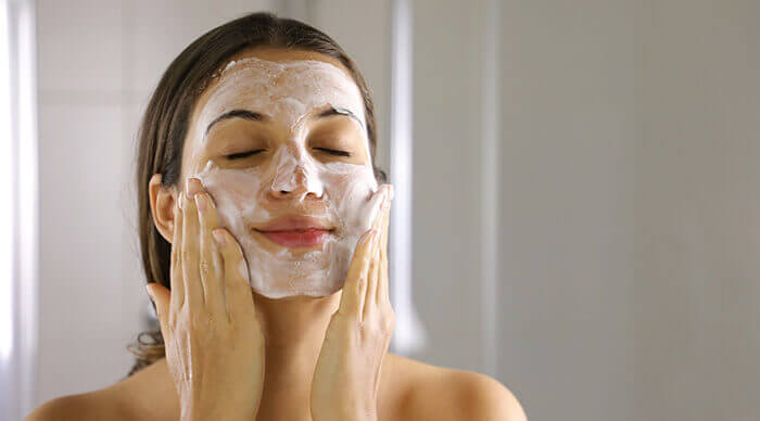 femme appliquant un masque dermo-cosmétique Avène Cleanance sur son visage