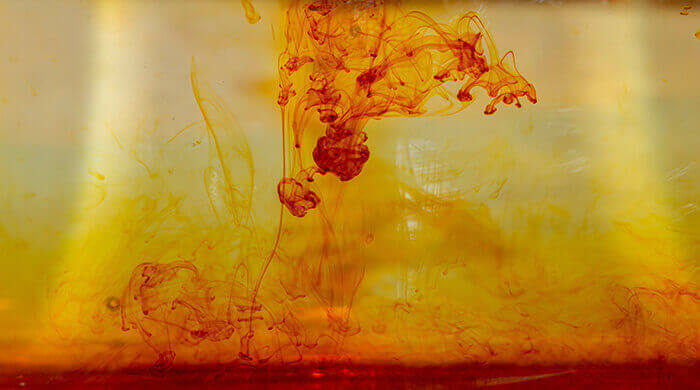 volutes de bétadine rouge dans de l'eau