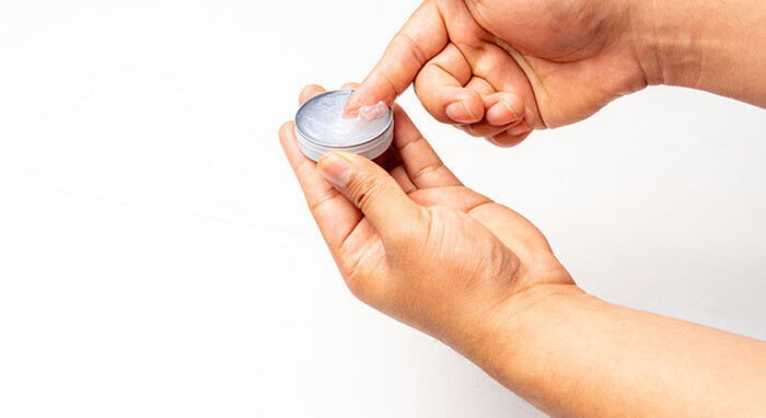 application de baume du tigre