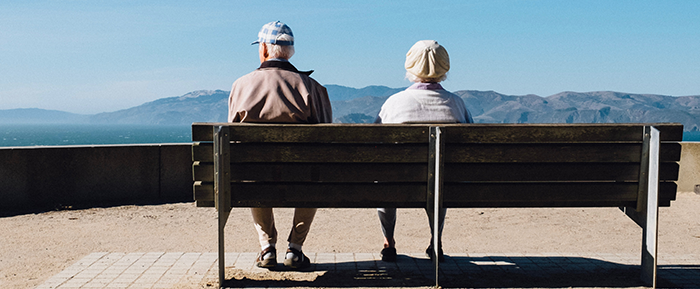 couple de personnes âgées assises sur un banc
