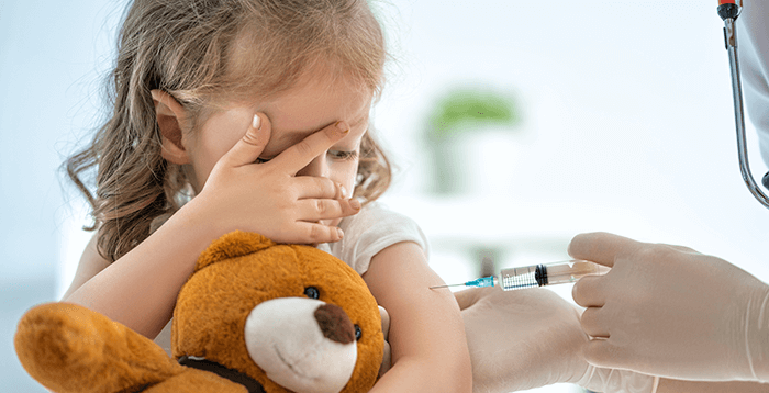 petite fille craintive de se faire vacciner