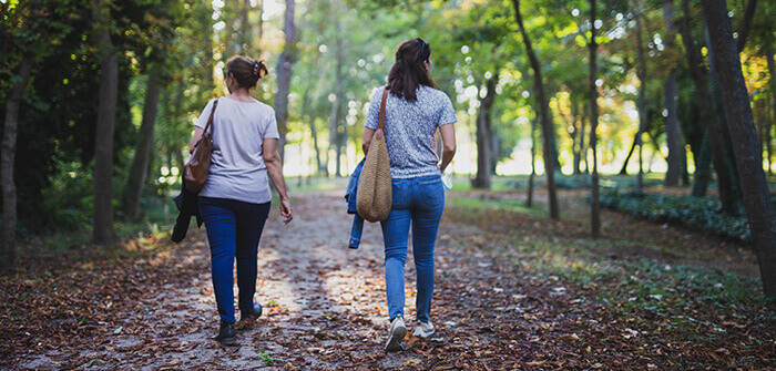 2 femmes se promenant en forêt
