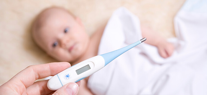 prise de température chez bébé à l'aide d'un thermomètre