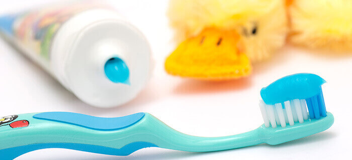 brosse à dents pour enfant et tube de dentifrice