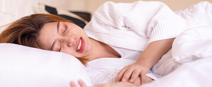 femme dormant en grinçant des dents