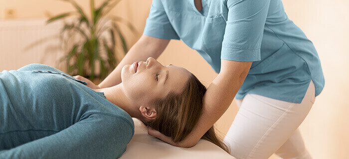 osteopathe manipulant une patiente