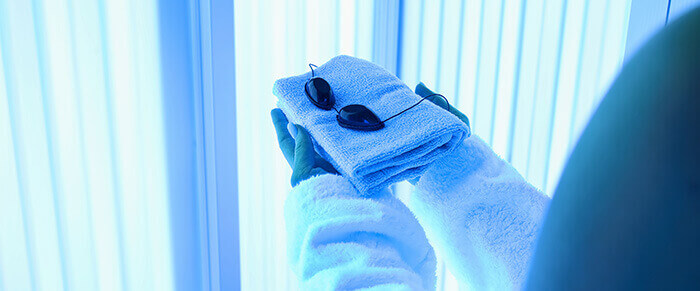 lunettes de protection et serviette pour utiliser une cabine UV
