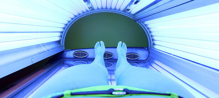 personne allongée dans une cabine UV