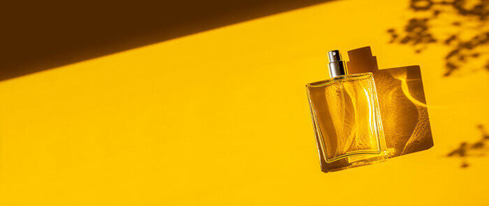 flacon de parfum sur fond jaune