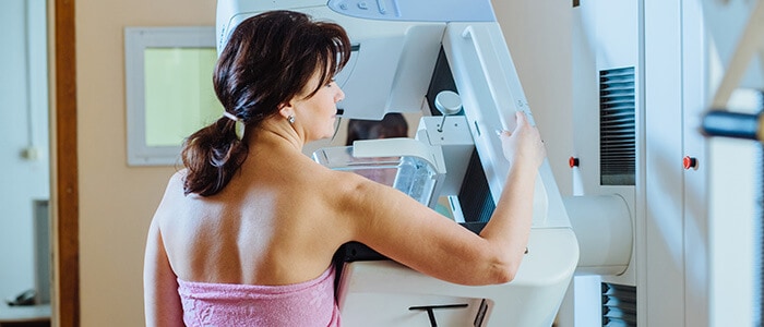 femme en train de passer une mammographie