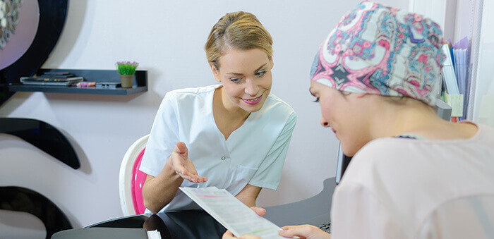 assisante sociale en entretien avec une patiente cancereuse