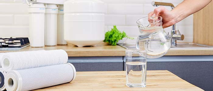 verre et cruche d'eau dans une cuisine