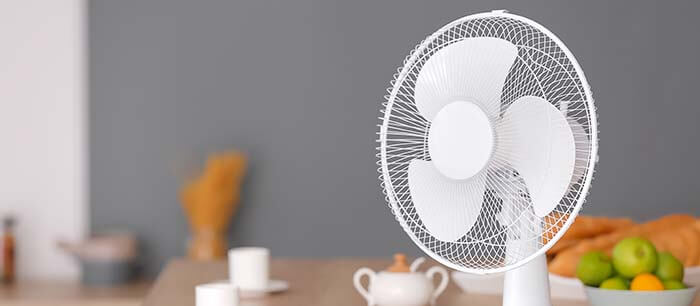ventilateur posé sur une table