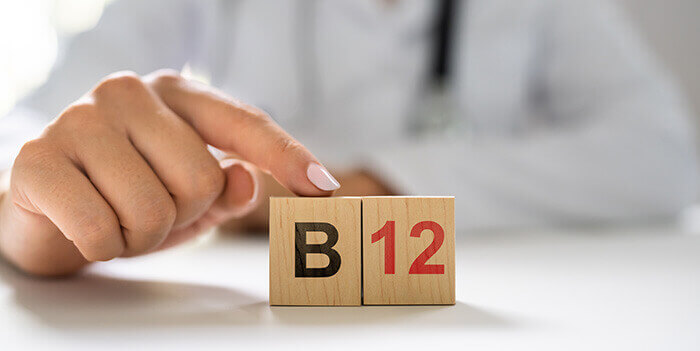 illustration de la vitamine B12 avec un médecin en fond