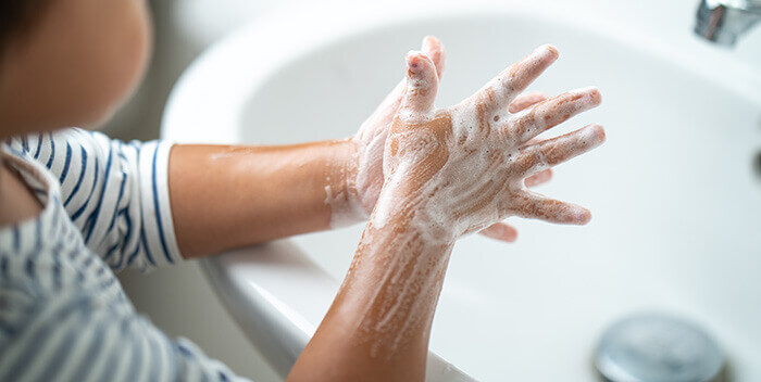 enfant qui se lave les mains