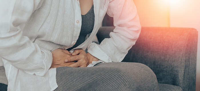 femme se tenant le ventre de douleur