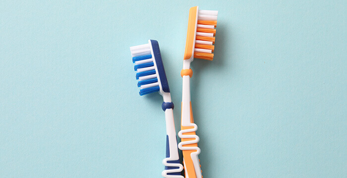 Deux brosses à dents sur fond bleu