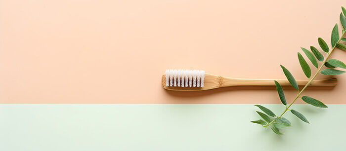 brosse à dent en bois et végétation