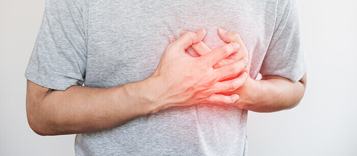 homme se tenant la poitrine