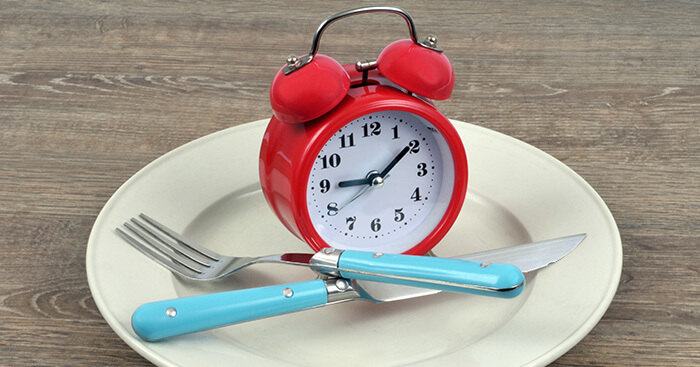 horloge dans un plat avec des couverts