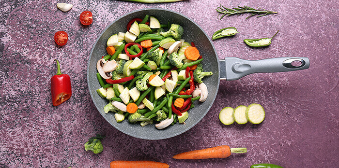 vue arienne d'une poelle remplie de légumes