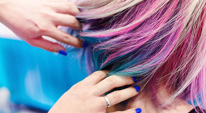 plan sur des cheveux colorés en rose et bleu