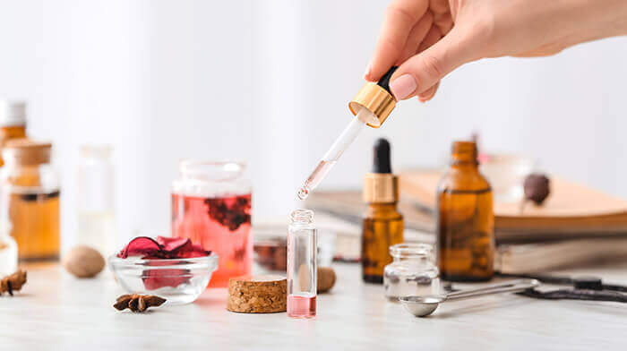 fiole contenant divers composant d'un parfum