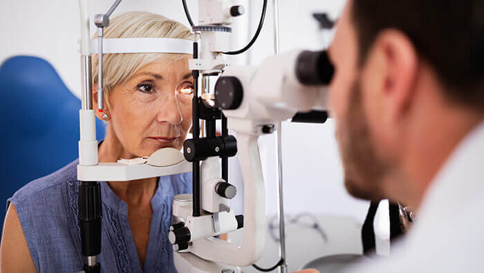 femme réalisant un examen des yeux chez l'ophtalmologue