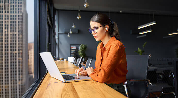 femme regardant un ecran d'ordinateur