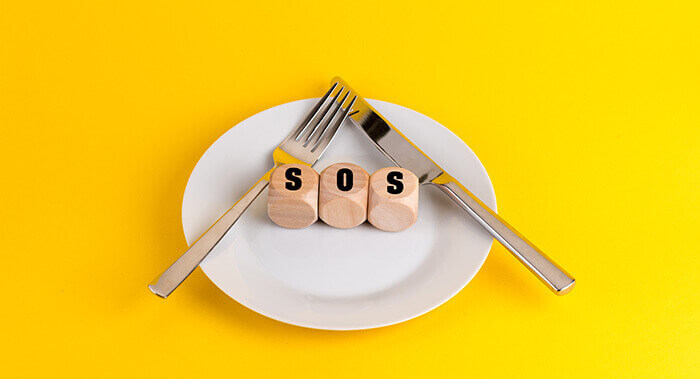 assiette contenant un message SOS