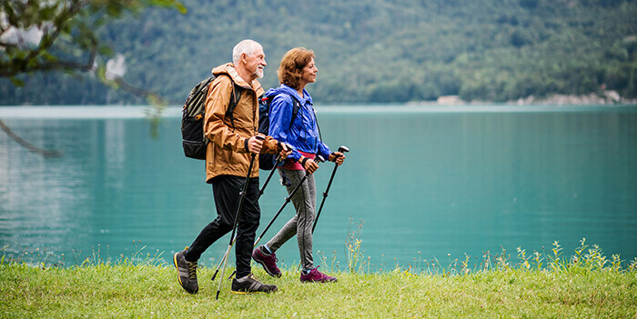 couple de seniors faisant de la randonnée au bord d'un lac