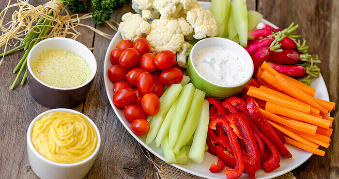 plateau d'apéro végétarien composé de crudités et de sauces légères