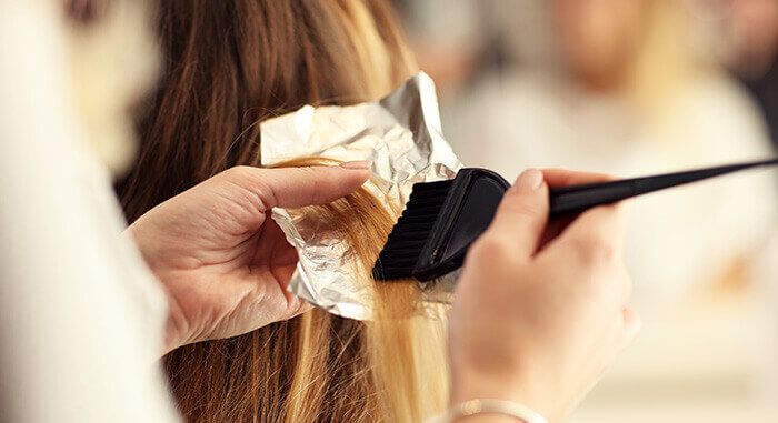 application du produit de coloration au pinceau dans le cadre d'une coloration des cheveux