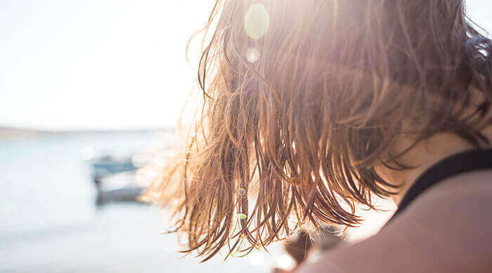 chevelure de femme blonde au soleil