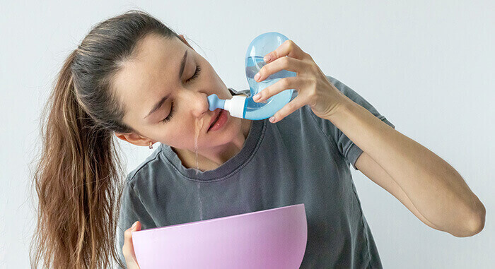 femme procédant à une irrigation nasale à l'aide d'un rhino horn
